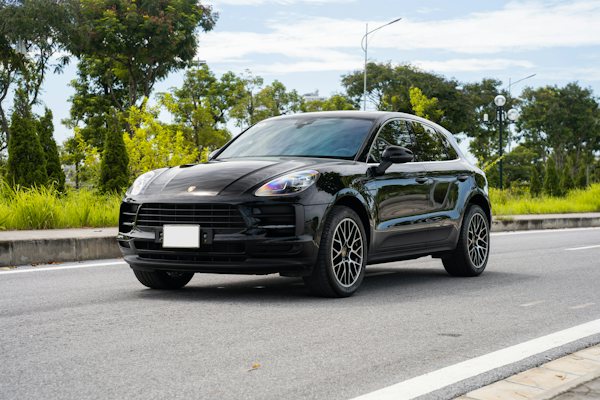 Black Porsche Macan